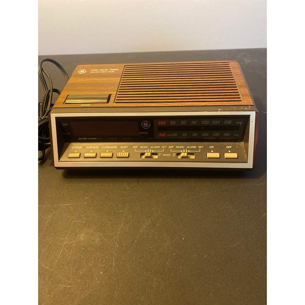 Vintage GE Two Wake Times FM/AM Clock Radio Wood Grain Digital Alarm 7-4616B